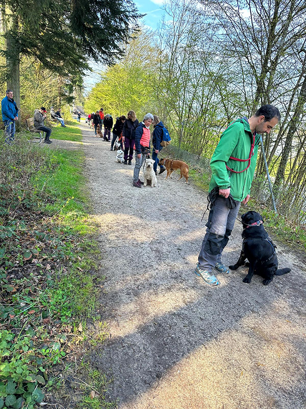 Olivia Garz mit Hund in der Natur