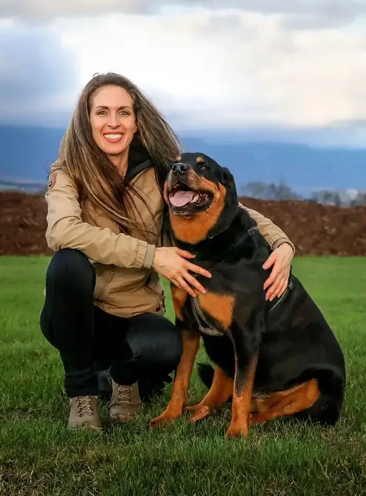 Olivia Garz mit Hund im Wald